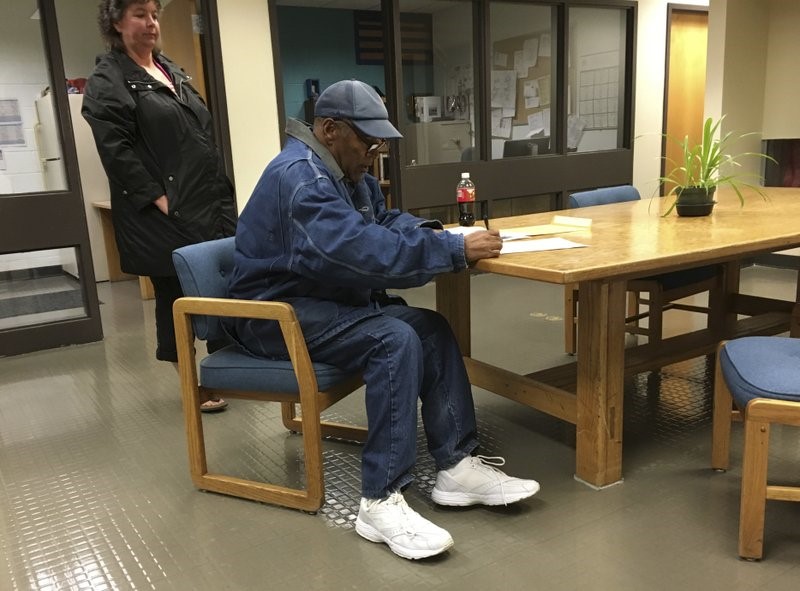 OJ Simpson Out on Parole After 9 Years In Prison