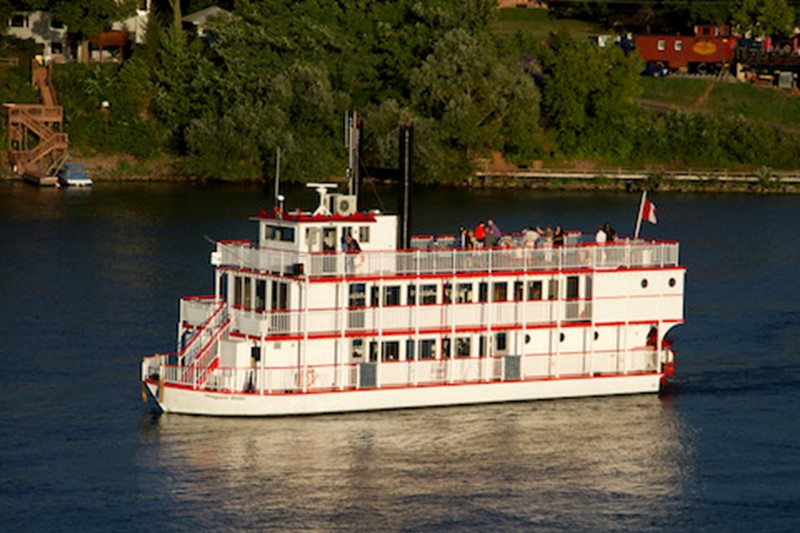 Paddle Wheeler Helps Passengers Cruise Niagara River in Style