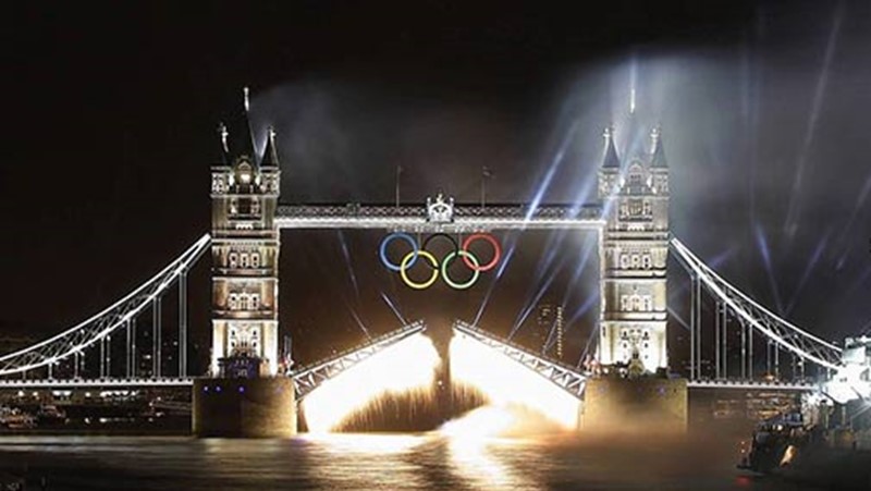 London Bridge with Olympic Rings_x000D_
_x000D_
 
