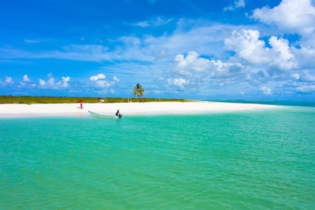 Wide shot of Barbuda beach | The Antigua and Barbuda Tourism Authority