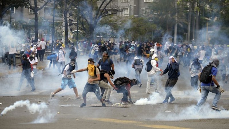 Street protests turn violent in Venezuela 